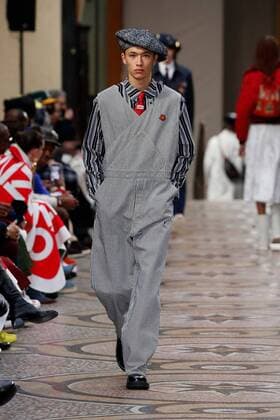 Bilder des Jahres 2022, Entertainment 01 Januar Entertainment Themen der Woche KW03 Entertainment Bilder des Tages (220124) -- PARIS , Jan. 24, 2022 -- A model presents a creation as part of Kenzo s Fall Winter 2022-2023 collection show during the men s fashion week in Paris, France, Jan. 23, 2022. (Photo by Xinhua) FRANCE-PARIS-FASHION WEEK-KENZO PieroxBiasion 