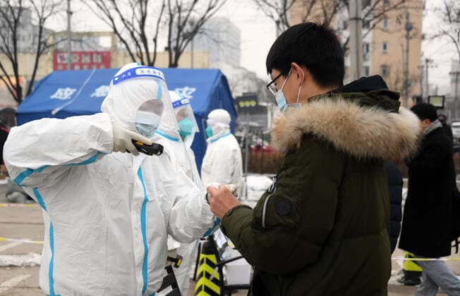 (220124) -- BEIJING, Jan. 24, 2022 -- A community worker registers information for a resident waiting for nucleic acid test at a COVID-19 testing site in Haidian District in Beijing, capital of China, Jan. 24, 2022. ) CHINA-BEIJING-COVID-19-NUCLEIC ACID TESTING (CN) RenxChao 