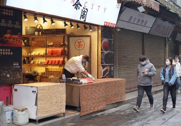 (220124) -- XI AN, Jan. 24, 2022 -- A shopkeeper prepares goods in Xi an, capital of northwest China s Shaanxi Province, Jan. 24, 2022. Xi an cleared all areas classified as high and medium-risk for COVID-19 after more than a month s epidemic prevention and control efforts, local authorities said Monday. ) CHINA-SHAANXI-XI AN-COVID-19-DOWNGRADING-LOW RISK (CN) ShaoxRui 