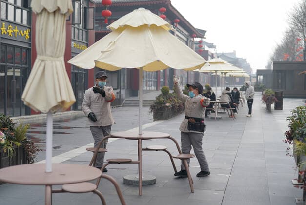 (220124) -- XI AN, Jan. 24, 2022 -- Staff members prepare a sunshade at the Great Tang All Day Mall in Xi an, capital of northwest China s Shaanxi Province, Jan. 24, 2022. Xi an cleared all areas classified as high and medium-risk for COVID-19 after more than a month s epidemic prevention and control efforts, local authorities said Monday. ) CHINA-SHAANXI-XI AN-COVID-19-DOWNGRADING-LOW RISK (CN) ShaoxRui 