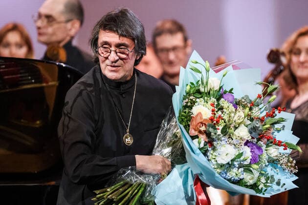 MOSCOW, RUSSIA â€“ JANUARY 24, 2022: Conductor Yuri Bashmet receives flowers during a concert marking his 69th birthday at the Tchaikovsky Concert Hall; the concert is held as part of the 2022 Winter International Arts Festival. Artyom Geodakyan TASS  TS120245