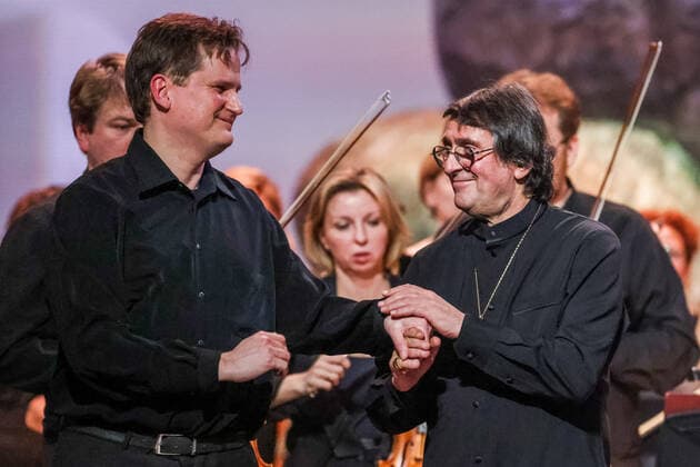 Entertainment Bilder des Tages MOSCOW, RUSSIA â€“ JANUARY 24, 2022: Conductor Yuri Bashmet (R) and Finnish pianist Olli Mustonen perform during a concert marking Bashmet s 69th birthday at the Tchaikovsky Concert Hall; the concert is held as part of the 2022 Winter International Arts Festival. Artyom Geodakyan TASS  TS120247