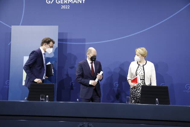 Hendrik Wüst , Minister President of North Rhine-Westphalia, Olaf Scholz, Federal Chancellor, Franziska Giffey, Governing Mayor of Berlin, Germany, Berlin, Press conference of BK Scholz, MP Wüst and the RBMin Giffey following the consultation with the heads of government of the federal states on the current situation of the Corona pandemic.