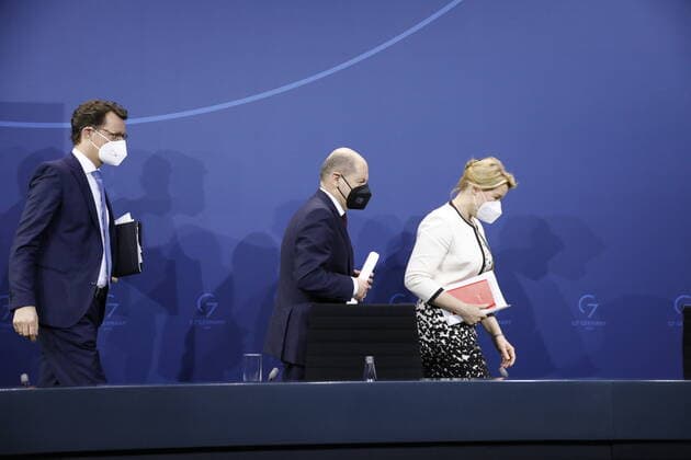 Hendrik Wüst , Minister President of North Rhine-Westphalia, Olaf Scholz, Federal Chancellor, Franziska Giffey, Governing Mayor of Berlin, Germany, Berlin, Press conference of BK Scholz, MP Wüst and the RBMin Giffey following the consultation with the heads of government of the federal states on the current situation of the Corona pandemic.