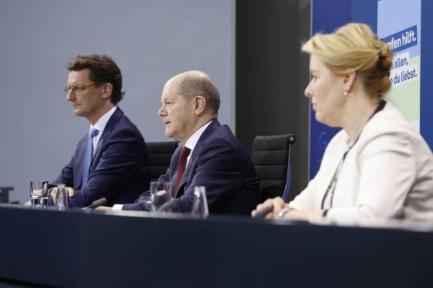 Hendrik Wüst , Minister President of North Rhine-Westphalia, Olaf Scholz, Federal Chancellor, Franziska Giffey, Governing Mayor of Berlin, Germany, Berlin, Press conference of BK Scholz, MP Wüst and the RBMin Giffey following the consultation with the heads of government of the federal states on the current situation of the Corona pandemic.
