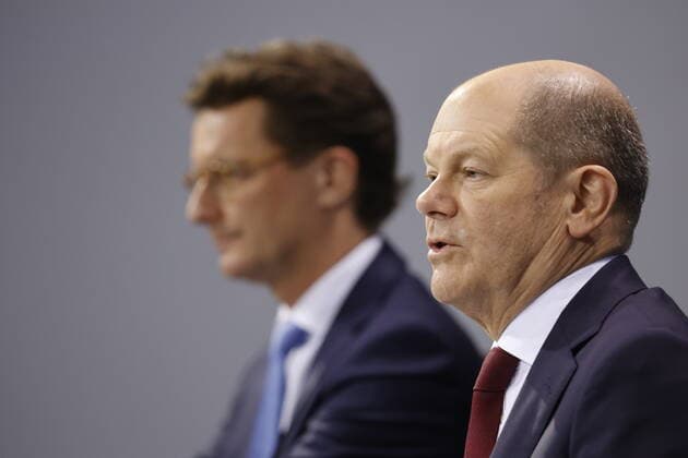 Hendrik Wüst , Minister President of North Rhine-Westphalia, Olaf Scholz, Federal Chancellor, Germany, Berlin, Press conference of BK Scholz, MP Wüst and the RBMin Giffey following the consultation with the heads of government of the federal states on the current situation of the Corona pandemic.