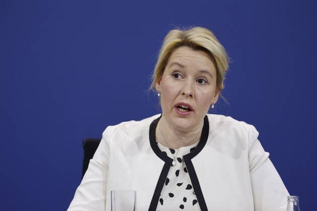 Franziska Giffey, Governing Mayor of Berlin, Germany, Berlin, Press conference of BK Scholz, MP Wüst and the RBMin Giffey following the consultation with the heads of government of the federal states on the current situation of the Corona pandemic.