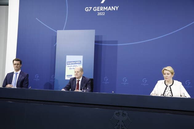 Hendrik Wüst , Minister President of North Rhine-Westphalia, Olaf Scholz, Federal Chancellor, Franziska Giffey, Governing Mayor of Berlin, Germany, Berlin, Press conference of BK Scholz, MP Wüst and the RBMin Giffey following the consultation with the heads of government of the federal states on the current situation of the Corona pandemic.
