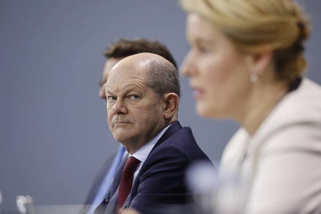 Hendrik Wüst , Minister President of North Rhine-Westphalia, Olaf Scholz, Federal Chancellor, Franziska Giffey, Governing Mayor of Berlin, Germany, Berlin, Press conference of BK Scholz, MP Wüst and the RBMin Giffey following the consultation with the heads of government of the federal states on the current situation of the Corona pandemic.