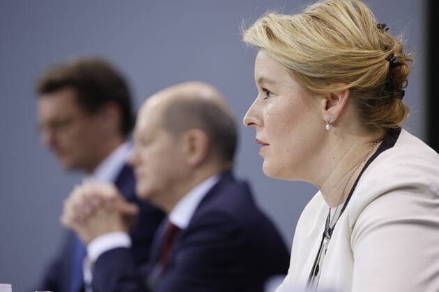 Hendrik Wüst , Minister President of North Rhine-Westphalia, Olaf Scholz, Federal Chancellor, Franziska Giffey, Governing Mayor of Berlin, Germany, Berlin, Press conference of BK Scholz, MP Wüst and the RBMin Giffey following the consultation with the heads of government of the federal states on the current situation of the Corona pandemic.