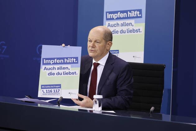 News Themen der Woche KW04 News Bilder des Tages Olaf Scholz, Bundeskanzler der Bundesrepublik Deutschland, Berlin, Pressekonferenz von BK Scholz, MP Wüst und der RBM’in Giffey im Anschluss an die Beratung mit den Regierungschefinnen und Regierungschefs der Länder zur aktuellen Lage der Corona-Pandemie *** Olaf Scholz, Chancellor of the Federal Republic of Germany, Berlin, Press conference of BK Scholz, MP Wüst and the RBMin Giffey following the consultation with the heads of government of the federal states on the current situation of the Corona pandemic.