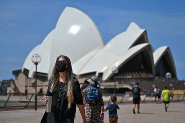 NSW CORONAVIRUS COVID19, People wearing masks walk in front of the Sydney Opera House at Circular Quay in Sydney, Tuesday, January 25, 2022. ( NO ARCHIVING, EDITORIAL USE ONLY, NO USE IN BOOKS WITHOUT CONSENT SYDNEY NSW AUSTRALIA  Copyright: xSTEVENxSAPHOREx 20220125001616804336