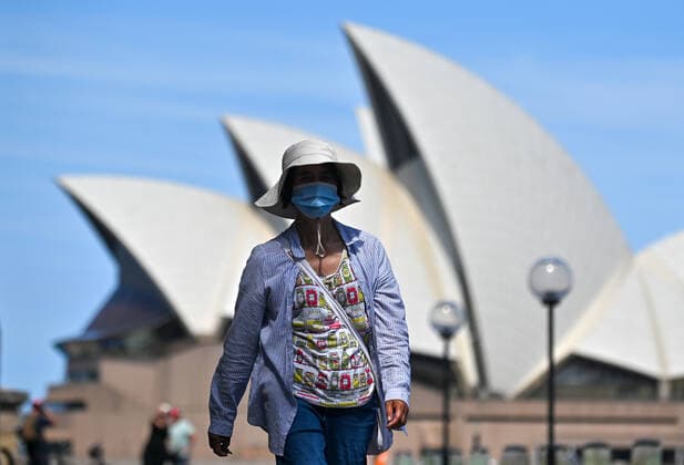 NSW CORONAVIRUS COVID19, People wearing masks walk in front of the Sydney Opera House at Circular Quay in Sydney, Tuesday, January 25, 2022. ( NO ARCHIVING, EDITORIAL USE ONLY, NO USE IN BOOKS WITHOUT CONSENT SYDNEY NSW AUSTRALIA  Copyright: xx 20220125001616818357