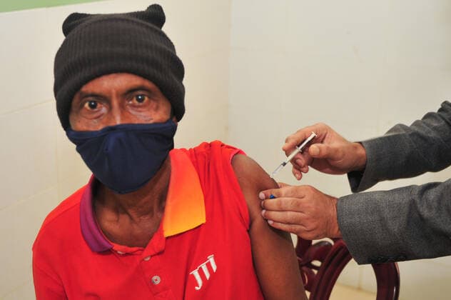 January 25, 2022: 25 January 2022 Sylhet, Bangladesh: Vaccine aspirants receive a pfizer Booster vaccine dose against the Covid-19 disease at the M A G Osmani medical college & hospital vaccination center in Sylhet. - ZUMAr143 20220125_zap_r143_003 Copyright: xMdxRafayatxHaquexKhanx
