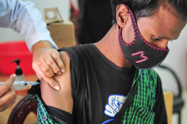 January 25, 2022: 25 January 2022 Sylhet, Bangladesh: Vaccine aspirants receive a pfizer Booster vaccine dose against the Covid-19 disease at the M A G Osmani medical college & hospital vaccination center in Sylhet. - ZUMAr143 20220125_zap_r143_010 Copyright: xMdxRafayatxHaquexKhanx
