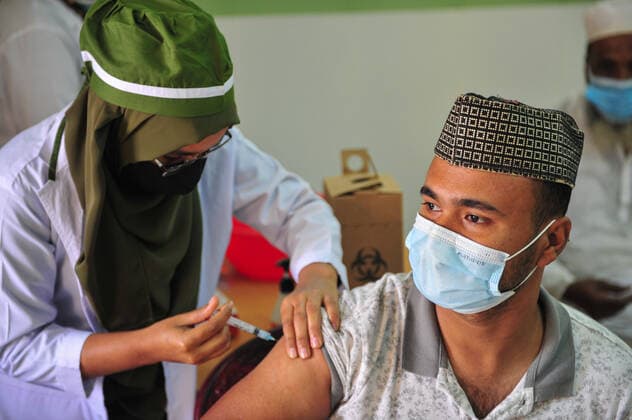 January 25, 2022: 25 January 2022 Sylhet, Bangladesh: Vaccine aspirants receive a pfizer Booster vaccine dose against the Covid-19 disease at the M A G Osmani medical college & hospital vaccination center in Sylhet. - ZUMAr143 20220125_zap_r143_011 Copyright: xMdxRafayatxHaquexKhanx