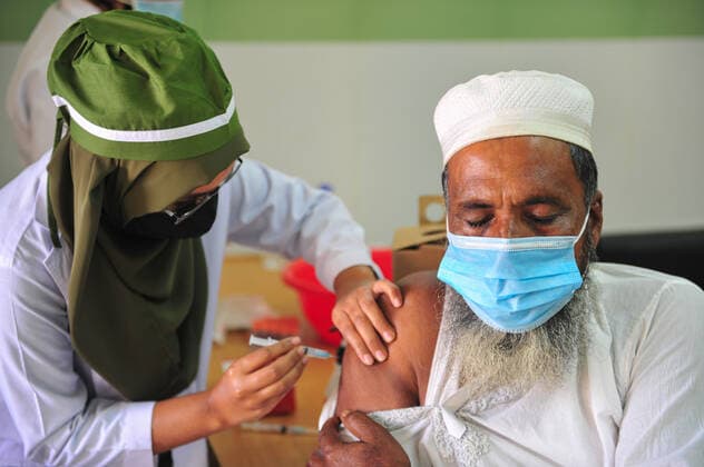January 25, 2022: 25 January 2022 Sylhet, Bangladesh: Vaccine aspirants receive a pfizer Booster vaccine dose against the Covid-19 disease at the M A G Osmani medical college & hospital vaccination center in Sylhet. - ZUMAr143 20220125_zap_r143_013 Copyright: xMdxRafayatxHaquexKhanx