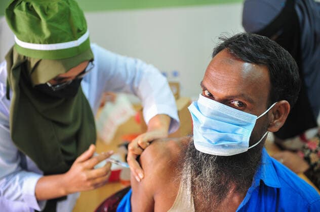 January 25, 2022: 25 January 2022 Sylhet, Bangladesh: Vaccine aspirants receive a pfizer Booster vaccine dose against the Covid-19 disease at the M A G Osmani medical college & hospital vaccination center in Sylhet. - ZUMAr143 20220125_zap_r143_014 Copyright: xMdxRafayatxHaquexKhanx
