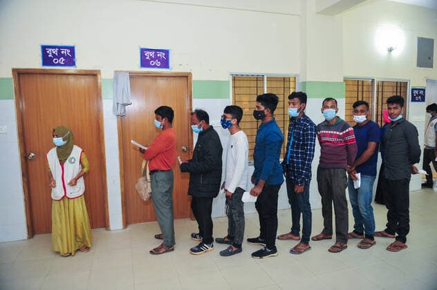 January 25, 2022: 25 January 2022 Sylhet, Bangladesh: Vaccine aspirants waiting to receive covid vaccine dose against the Covid-19 disease at the M A G Osmani medical college & hospital vaccination center in Sylhet. - ZUMAr143 20220125_zap_r143_015 Copyright: xMdxRafayatxHaquexKhanx
