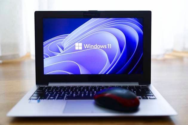 Windows 11 Vs. Windows 10 Windows 11 operating system logo is displayed on a laptop screen for illustration photo. Gliwice, Poland on January 23, 2022. Gliwice Poland  Copyright: xBeataxZawrzelx originalFilename: zawrzel-windows1220123_npYkC.jpg