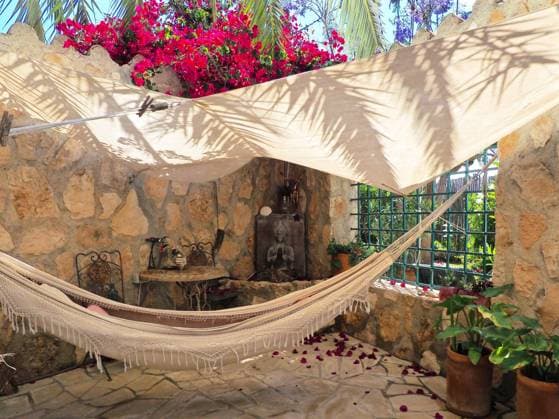 IMAGO Creative, Sommer, Schatten-Plätze bei Hitze Romantische Ecke mit Hängematte und Sonnensegel, Casa del Águila, Andalusien, Spanien, Europa *** Romantic corner with hammock and awning, Casa del Águila, Andalucia, Spain, Europe Copyright: imageBROKER/Alad ibxalm07898476.jpg