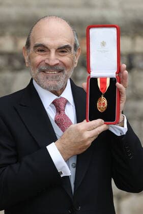 Bilder des Jahres 2022, Entertainment 01 Januar Entertainment Themen der Woche KW04 Entertainment Bilder des Tages . 25 01 2022. Windsor , United Kingdom. Sir David Suchet with his Knighthood after an Investiture at Windsor Castle.  xStephenxLockx xi-Imagesx IIM-23038-0008