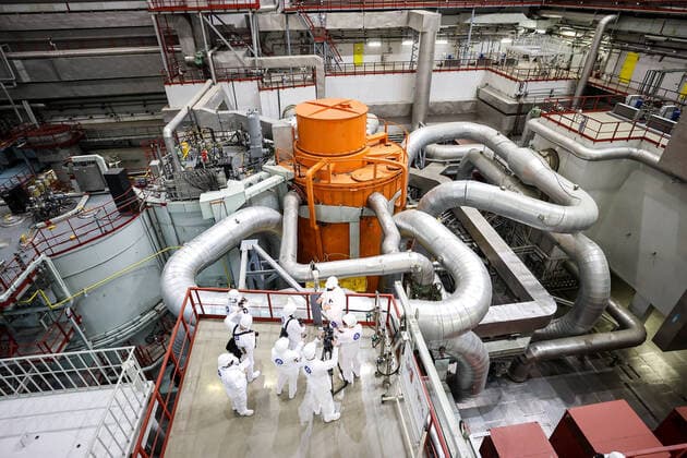 IMAGO Nature: Unsere Erde, Energiequellen, Kernenergie SVERDLOVSK REGION, RUSSIA â€“ JANUARY 25, 2022: An employee and journalists are seen in the reactor room of power unit 4 with the BN-800 fast breeder reactor at the Beloyarsk Nuclear Power Station named after Kurchatov in the town of Zarechny. The Beloyarsk Nuclear Power Station was commissioned in April 1964, it accounts for about 16% of electricity generation in the Sverdlovsk Region. In September 2021, the BN-800 reactor was refueled with uranium-plutonium MOX fuel by more than 60%. Donat Sorokin TASS  TS1202B8