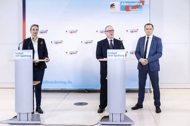 News Bilder des Tages (L-R) Alice Weidel, AfD Fraktionsvorsitzende, Max Otte, Kandidat der AfD fuer das Amt des Bundespraesidenten, und Tino Chrupalla, Bundesvorsitzender der AfD (Alternative fuer Deutschland), aufgenommen im Rahmen der Vorstellung von Otte als Kandidat der AfD fuer die Wahl des Bundespraesidenten in Berlin, 25.01.2022. Otte ist Chef der WerteUnion und CDU-Mitglied. Berlin Deutschland *** L R Alice Weidel, AfD parliamentary group leader, Max Otte, AfD candidate for German president, and Tino Chrupalla, national chairman of the AfD Alternative for Germany , photographed during the presentation of Otte as AfD candidate for German president in Berlin, 25 01 2022 Otte is head of the WerteUnion and CDU member Berlin Germany Copyright: xFlorianxGaertner photothek.dex