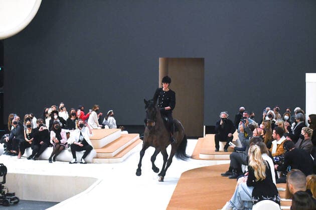 Bilder des Jahres 2022, Entertainment 01 Januar Entertainment Themen der Woche KW04 Entertainment Bilder des Tages PFW Chanel: Charlotte Casiraghi defile a cheval sous le regarde de Dimitri Rassam Paris Fashion Week: Chanel show: Charlotte Casiraghi parades on horseback under the watchful eye of Dimitri Rassam 276582 2022-01-25 Paris France Casiraghi, Charlotte (Monaco)  Copyright: xSergexArnalx xStarfacex STAR_276582_004