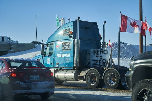 January 25, 2022, Winnipeg, MB, CANADA: Protesters of COVID-19 restrictions, and supporters of Canadian truck drivers protesting the COVID-19 vaccine mandate cheer on a convoy of trucks on their way to Ottawa, on the Trans-Canada Highway west of Winnipeg, Manitoba, Tuesday January 25, 2022. Winnipeg CANADA  - ZUMAc35_ 20220125_zaf_c35_029 Copyright: xDavidxLipnowskix