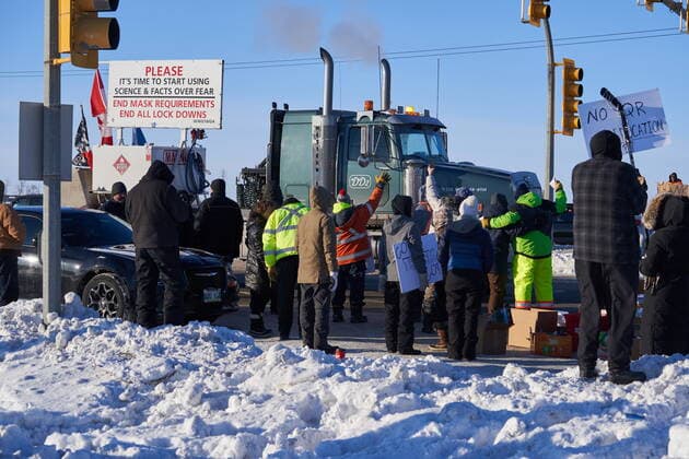 January 25, 2022, Winnipeg, MB, CANADA: Protesters of COVID-19 restrictions, and supporters of Canadian truck drivers protesting the COVID-19 vaccine mandate cheer on a convoy of trucks on their way to Ottawa, on the Trans-Canada Highway west of Winnipeg, Manitoba, Tuesday January 25, 2022. Winnipeg CANADA  - ZUMAc35_ 20220125_zaf_c35_043 Copyright: xDavidxLipnowskix