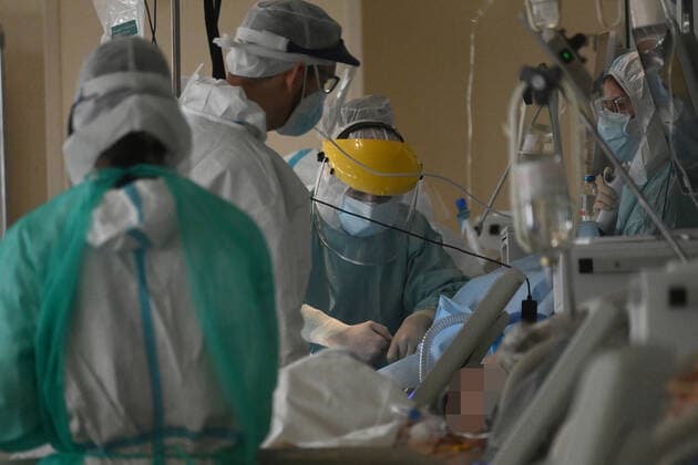 Coronavirus in Italien, Eindrücke aus Krankenhaus in Bologna (220125) -- BOLOGNA (ITALY), Jan. 25, 2022 -- Medical staff work in a COVID-19 intensive care unit at a hospital in Bologna, Italy, on Jan. 25, 2022. On Tuesday, Italy reported 186,740 new COVID-19 cases in the last 24 hours, bringing the total number of confirmed COVID-19 cases to 10,212,621, according to the latest data from the Ministry of Health. (Photo by Xinhua) ITALY-BOLOGNA-COVID-19-CASES GiannixSchicchi