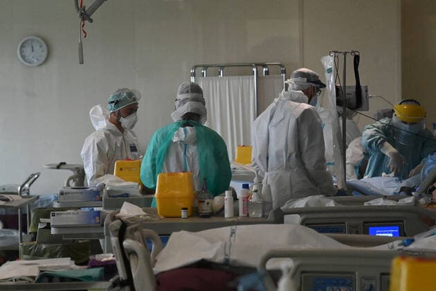 Coronavirus in Italien, Eindrücke aus Krankenhaus in Bologna (220125) -- BOLOGNA (ITALY), Jan. 25, 2022 -- Medical staff work in a COVID-19 intensive care unit at a hospital in Bologna, Italy, on Jan. 25, 2022. On Tuesday, Italy reported 186,740 new COVID-19 cases in the last 24 hours, bringing the total number of confirmed COVID-19 cases to 10,212,621, according to the latest data from the Ministry of Health. (Photo by Xinhua) ITALY-BOLOGNA-COVID-19-CASES GiannixSchicchi