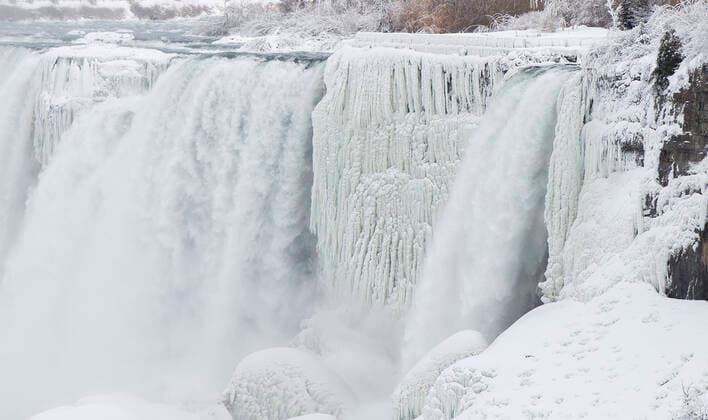Kanada, Winterwetter an den Niagara Fällen in Ontario (220125) -- NIAGARA FALLS, Jan. 25, 2022 -- Niagara Falls is seen from the Canadian side in Niagara Falls, Ontario, Canada, on Jan. 25, 2022. (Photo by Xinhua) CANADA-ONTARIO-NIAGARA FALLS ZouxZheng 