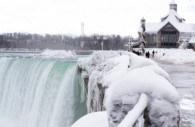 Kanada, Winterwetter an den Niagara Fällen in Ontario (220125) -- NIAGARA FALLS, Jan. 25, 2022 -- People visit Niagara Falls in Niagara Falls, Ontario, Canada, on Jan. 25, 2022. (Photo by Xinhua) CANADA-ONTARIO-NIAGARA FALLS ZouxZheng 