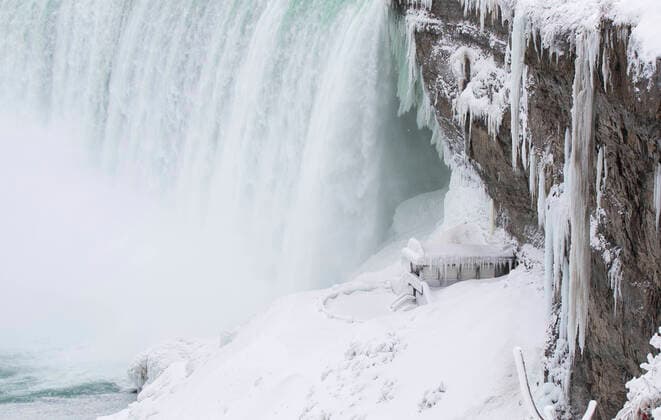 Kanada, Winterwetter an den Niagara Fällen in Ontario (220125) -- NIAGARA FALLS, Jan. 25, 2022 -- Niagara Falls is seen from the Canadian side in Niagara Falls, Ontario, Canada, on Jan. 25, 2022. (Photo by Xinhua) CANADA-ONTARIO-NIAGARA FALLS ZouxZheng 