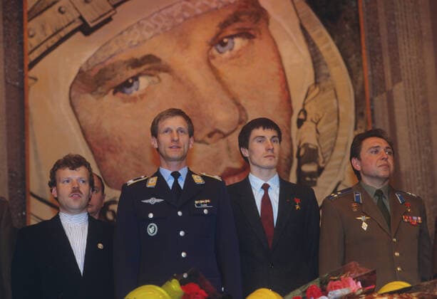 Klaus-Dietrich Flade, Sergei Krikalev, Alexander Volkov 1043424 11.04.1992 Appearance of cosmonauts in Star City March 25, 1992. by Presidential Decree cosmonaut-researcher of Germany Klaus-Dietrich Flade, cosmonauts Sergei Konstantinovich Krikalev and Alexander Volkov (left to right) were awarded the Order of Friendship of Peoples by presidential decree for the successful implementation of the space flight on the space station Mir . Igor Mikhalev Sputnik Moscow region Russia  Copyright: xIgorxMikhalevx