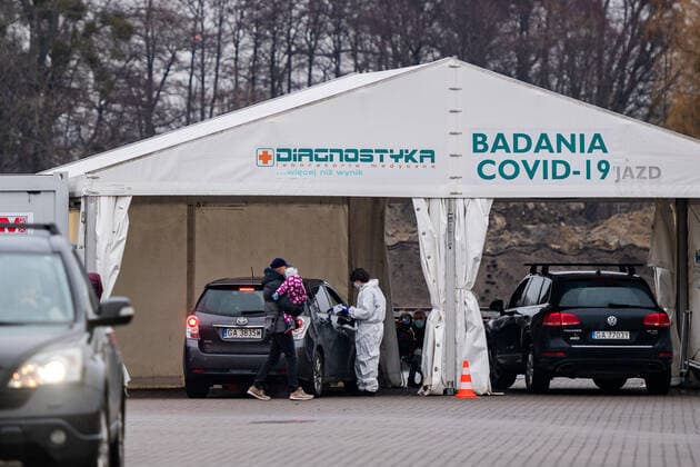 January 26, 2022, Gdynia, Poland: Cars and people seen at the Covid-19 drive thru testing point in Gdynia..Poland widens Covid-19 testing points as Covid-19 cases hit a record, 53,420 cases since the beginning of the pandemic. Gdynia Poland - ZUMAs197 20220126_zaa_s197_016 Copyright: xMateuszxSlodkowskix