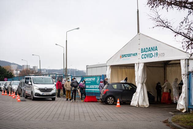 January 26, 2022, Gdynia, Poland: A long queue of cars seen in front of drive thru Covid-19 testing point in Gdynia..Poland widens Covid-19 testing points as Covid-19 cases hit a record, 53,420 cases since the beginning of the pandemic. Gdynia Poland - ZUMAs197 20220126_zaa_s197_019 Copyright: xMateuszxSlodkowskix