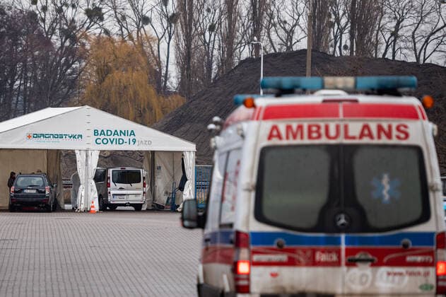 January 26, 2022, Gdynia, Poland: Ambulance seen near the drive thru Covid-19 testing point in Gdynia..Poland widens Covid-19 testing points as Covid-19 cases hit a record, 53,420 cases since the beginning of the pandemic. Gdynia Poland - ZUMAs197 20220126_zaa_s197_020 Copyright: xMateuszxSlodkowskix
