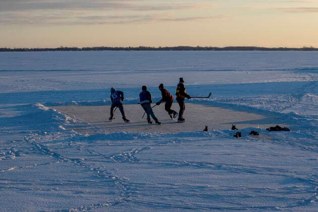 January 26, 2022, Kingston, ON, Canada: People play ice hockey on frozen Lake Ontario during sunset in Kingston, Ont., on Wednesday, January 26, 2022. Kingston Canada  - ZUMAc35_ 20220126_zaf_c35_021 Copyright: xLarsxHagbergx