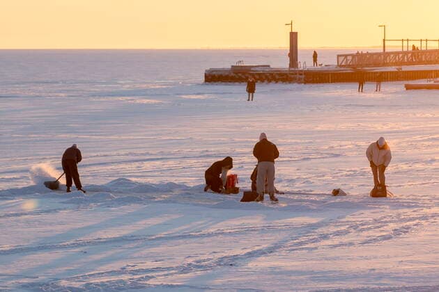 January 26, 2022, Kingston, ON, Canada: People clear snow to skate on frozen Lake Ontario during sunset in Kingston, Ont., on Wednesday, January 26, 2022. Kingston Canada  - ZUMAc35_ 20220126_zaf_c35_022 Copyright: xLarsxHagbergx
