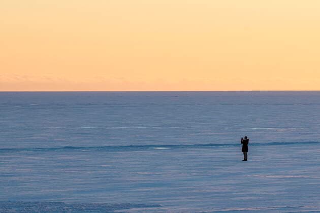January 26, 2022, Kingston, ON, Canada: A person takes pictures of frozen Lake Ontario during sunset in Kingston, Ont. on Wednesday, January 26, 2022. Kingston Canada  - ZUMAc35_ 20220126_zaf_c35_024 Copyright: xLarsxHagbergx