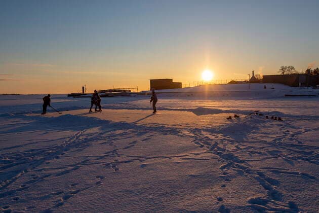 News Themen der Woche KW04 January 26, 2022, Kingston, ON, Canada: People play ice hockey on frozen Lake Ontario during sunset in Kingston, Ont., on Wednesday, January 26, 2022. Kingston Canada  - ZUMAc35_ 20220126_zaf_c35_025 Copyright: xLarsxHagbergx