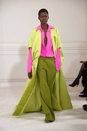 Bilder des Jahres 2022, Entertainment 01 Januar Entertainment Themen der Woche KW04 (220126) -- PARIS, Jan. 26, 2022 -- A model presents a creation of Valentino s Spring Summer 2022 Haute Couture collections during Paris Fashion Week in Paris, France, on Jan. 26, 2022. (Photo by Xinhua) FRANCE-PARIS-FASHION WEEK-VALENTINO-HAUTE COUTURE PieroxBiasion 