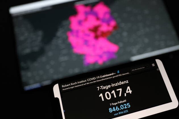 Dashboard of RKI, 7 day incidence rises to over 1000 and is now 1017.4 7 day incidence rises to over 1000, Dashboard of RKI on a monitor and smartphone on 27 01 2022 in Siegen Germany.