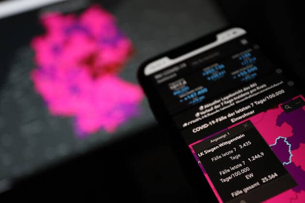 Dashboard of the RKI, the 7 days incidence in the LK Siegen Wittgenstein rises to over 1000 and is now at 1246.9 7 days incidence rises to over 1000, dashboard of the RKI on a monitor and smartphone on 27 01 2022 in Siegen Germany