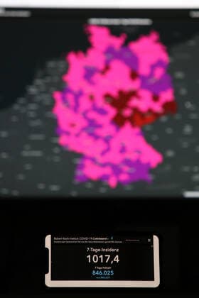 Dashboard of RKI, 7 day incidence rises to over 1000 and is now 1017.4 7 day incidence rises to over 1000, Dashboard of RKI on a monitor and smartphone on 27 01 2022 in Siegen Germany.