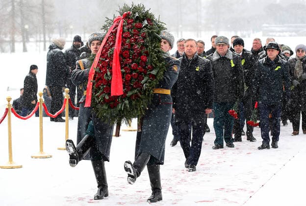 Bilder des Jahres 2022, News 01 Januar News Themen der Woche KW04 ST PETERSBURG, RUSSIA â€“ JANUARY 27, 2022: St Petersburg Governor Alexander Beglov (C) lays flowers at the Motherland monument at the Piskaryovskoye Memorial Cemetery to mark the 78th anniversary of the end of Leningrad Siege. The 872-day Siege of Leningrad began on 8 September 1941 and was lifted on 27 January 1944. Alexander Demianchuk TASS  TS120527