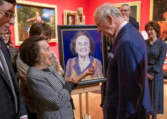 Entertainment Bilder des Tages . 26 01 2022. London, United Kingdom. Prince Charles talks to Holocaust survivor Lily Ebert, who showed him her number tattoo, at an exhibition to mark Holocaust Memorial Day at Buckingham Palace in London .  xPoolx xi-Imagesx IIM-23046-0001
